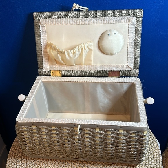 Vintage MCM RectangularTop Tapestry Faux Wicker Top Handle Sewing Box - Picture 5 of 9